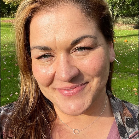 Meet your Posher, Beth - Picture 2 of 2